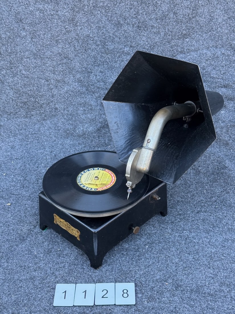 Little Wonder Disc Phonograph (1 of 2)
