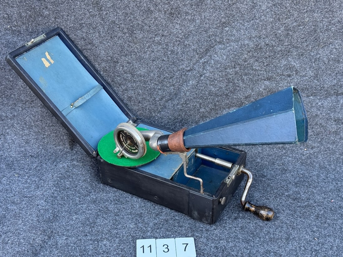 Mignophone Portable Disc Phonograph (1 of 3)