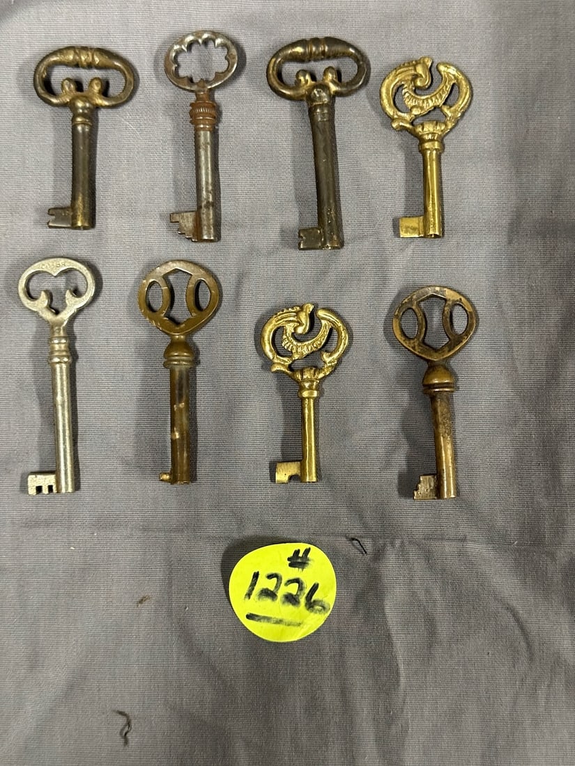 Group of Phonograph & Cabinet Keys (1 of 1)