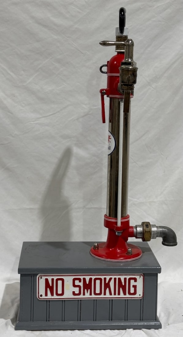 Bowser Gasolene Oil Pump on Custom Display (1 of 4)