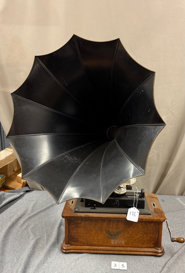 U.S. Banner Cylinder Phonograph (1 of 4)