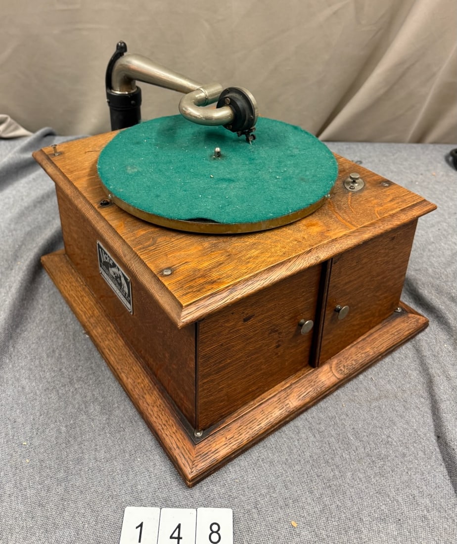 Victor Victrola VV-IV Disc Phonograph (1 of 2)