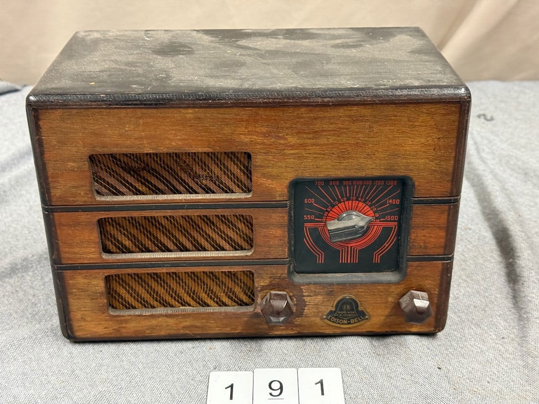 Edison - Bell Table model Radio (1 of 3)