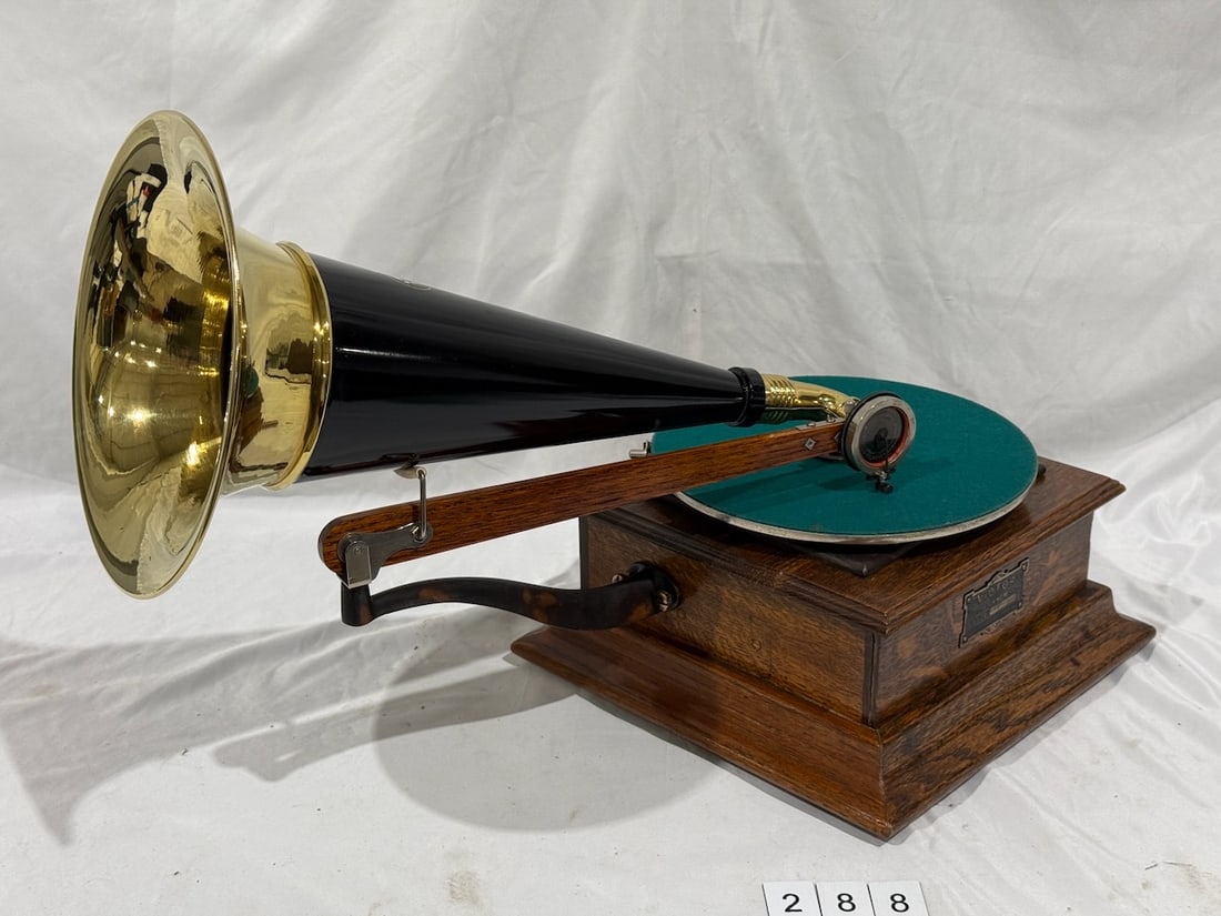 Victor P-1 Front Mount Disc Phonograph (1 of 3)