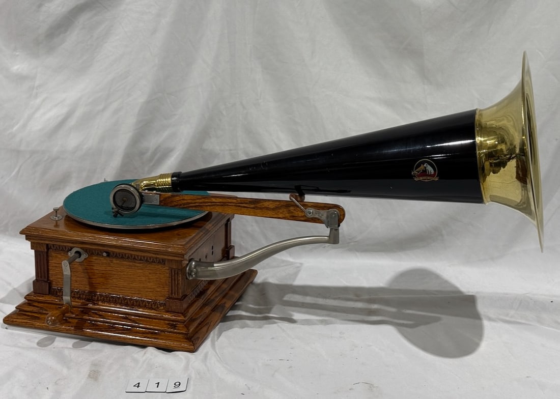 Victor M Front Mount Disc Phonograph (1 of 4)