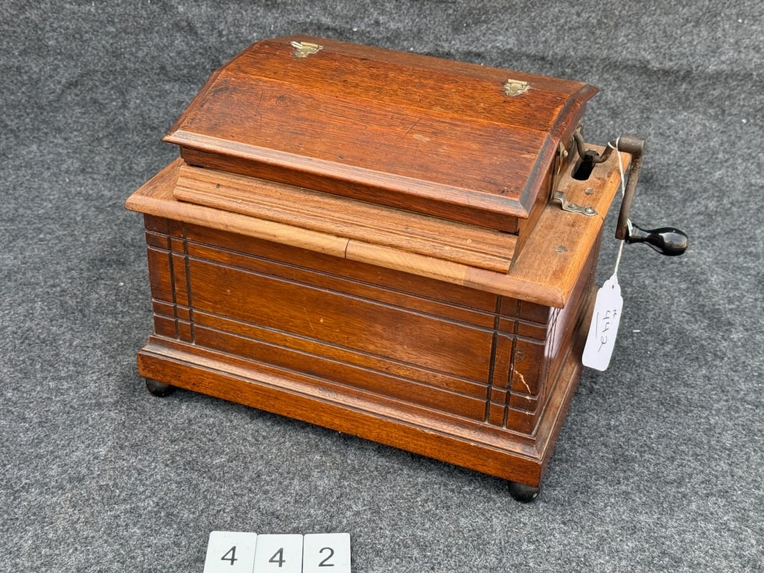 14 Note Royal Orguinette: No tune sheets included. 9"w x 12"d x 9"h