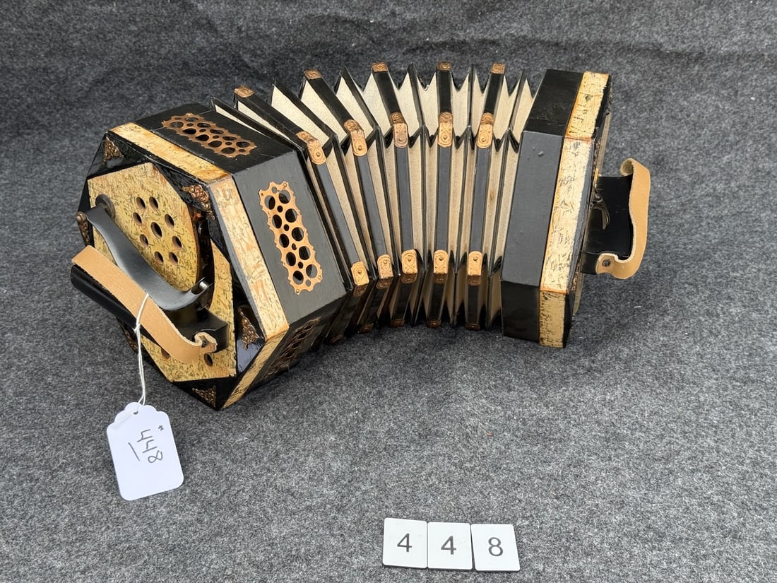 Tanzbar Paper Roll Organ/Accordion: One roll included.