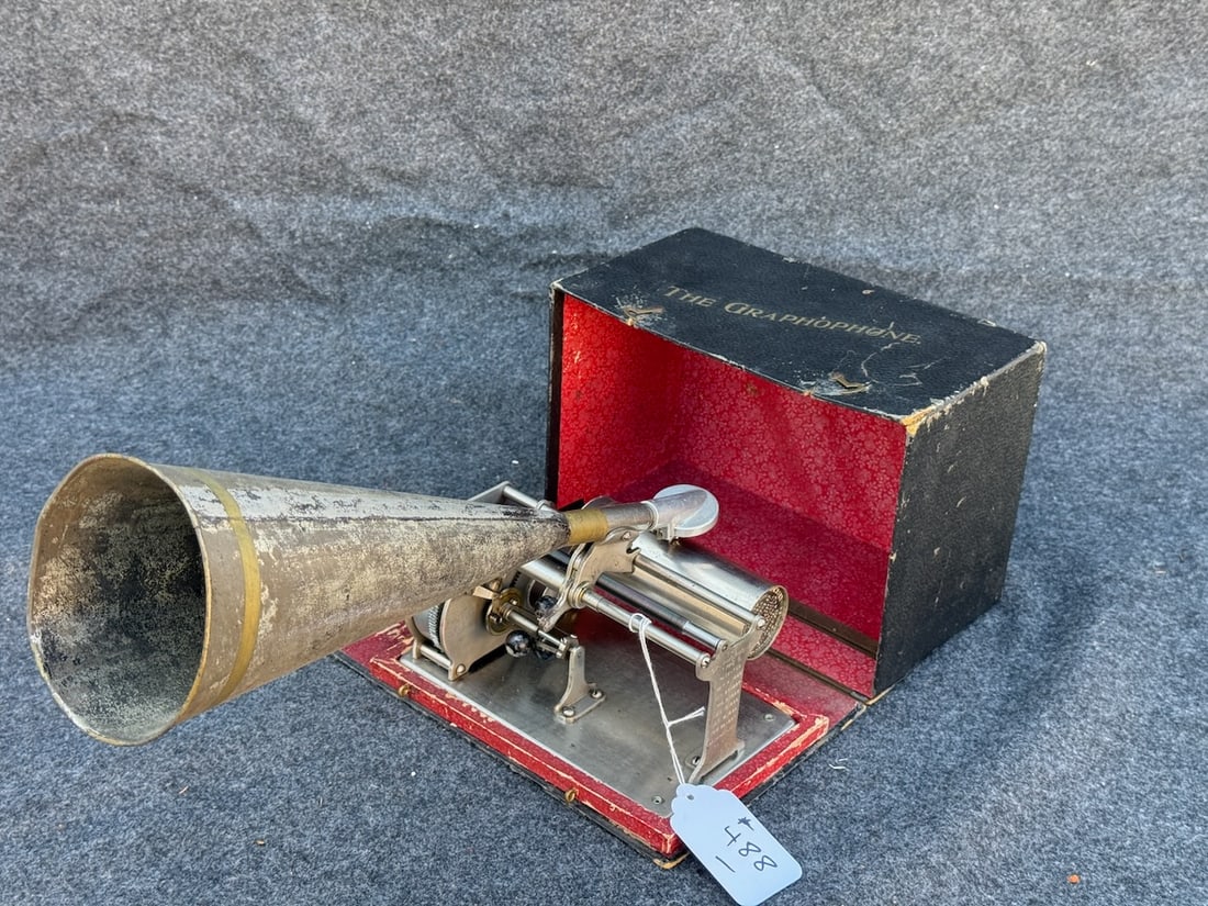 Columbia Q Cylinder Phonograph: Pressed key, reproducer, conical horn, an rare original Simulated leather carboard case.