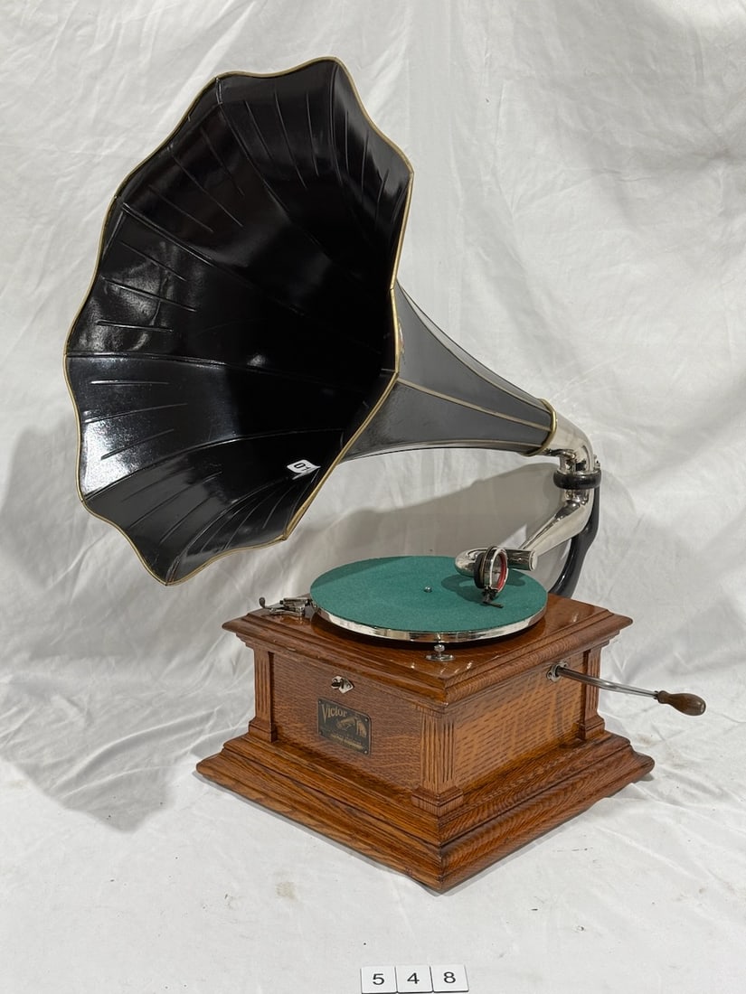 Victor III Disc Phonograph (1 of 3)
