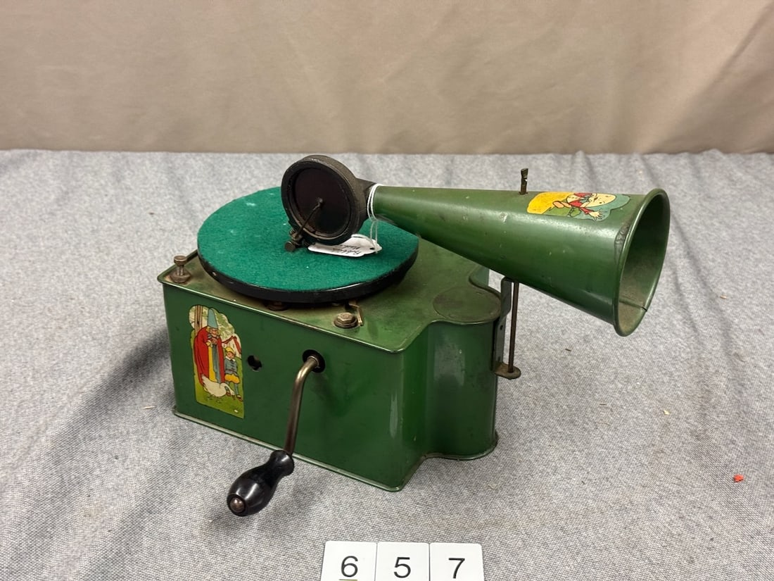 Genola Childs Phonograph (1 of 2)