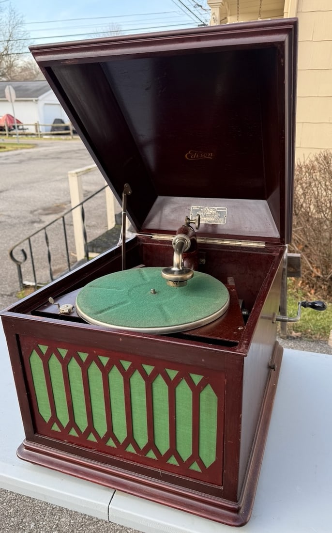 Edison Diamond Disc Phonograph (1 of 5)