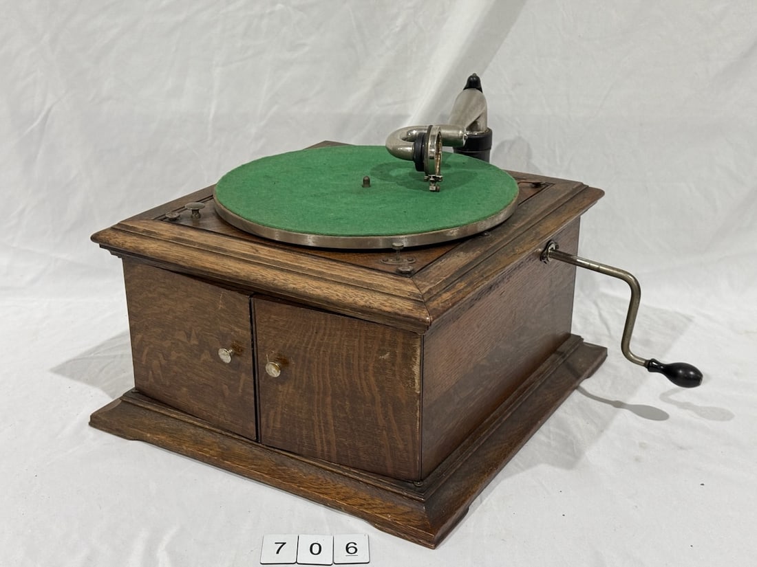 Victor VV-VI Disc Phonograph (1 of 3)