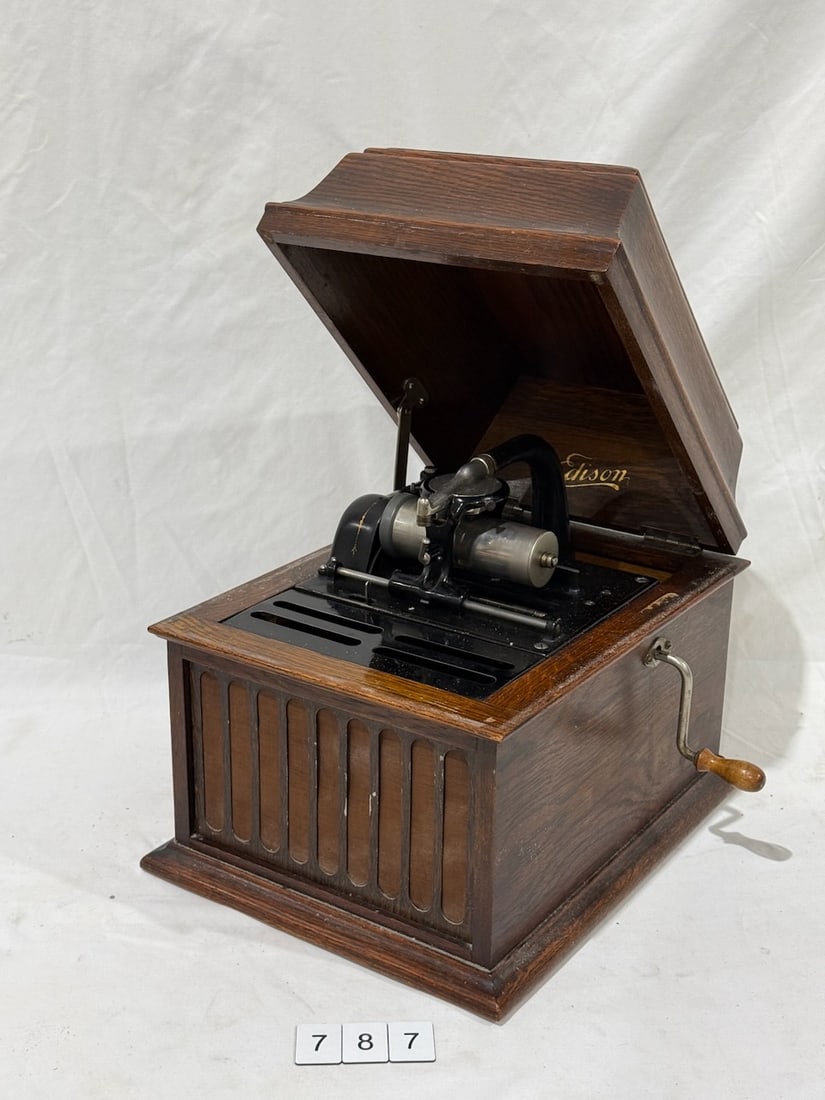 Amberola 30 Cylinder Phonograph: Oak, reproducer and crank