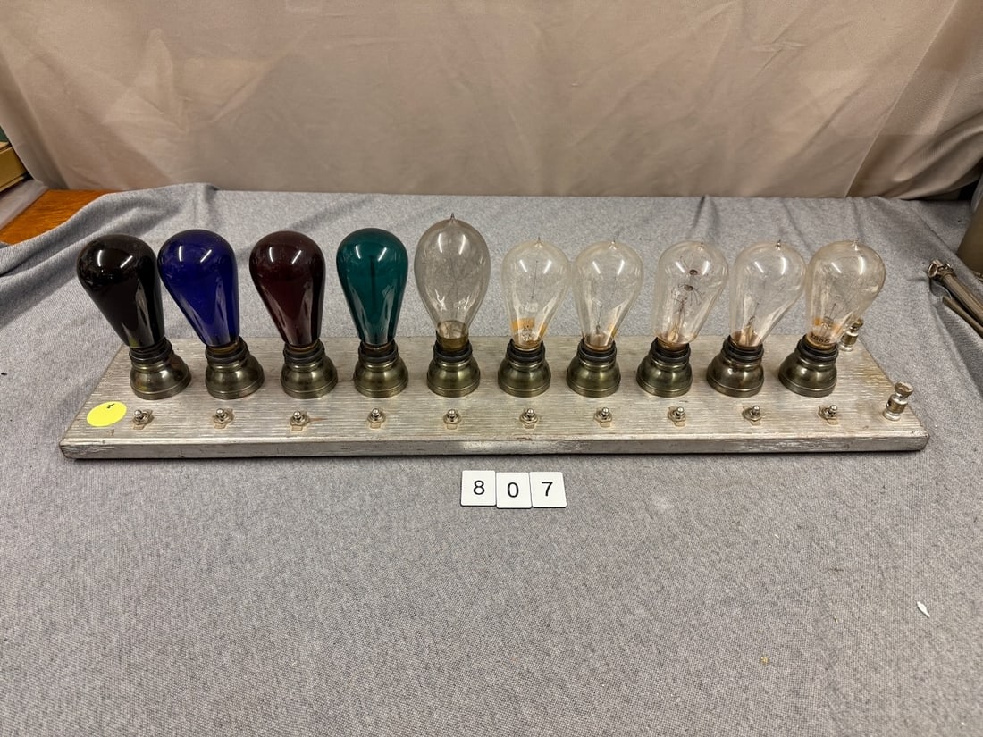Display of 10 Bulbs: Functional setup with individual switches