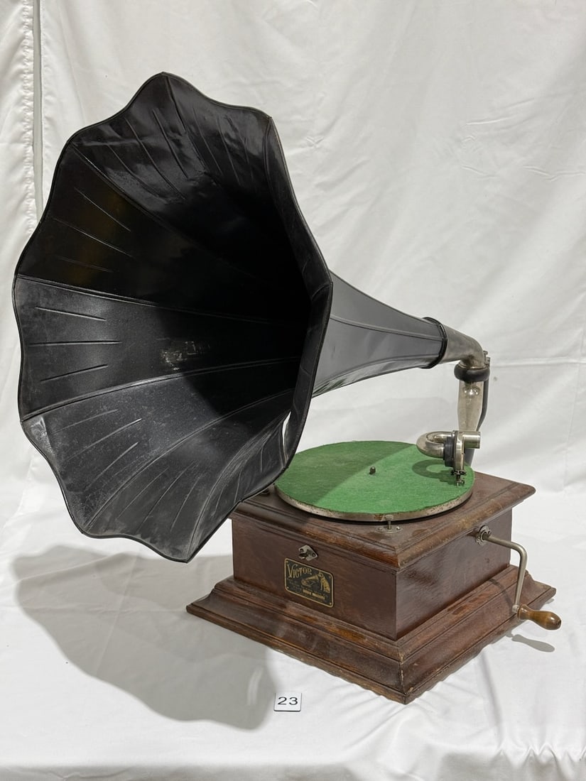 Victor V-II Disc Phonograph (1 of 3)