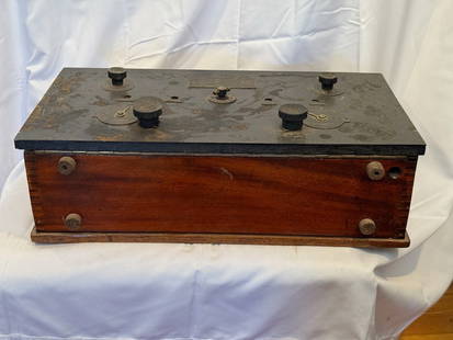 Western Electric 4-B Radio Receiver: Battery-operated, medium wave. Metal panel with wood case. Ca 1924. Untested