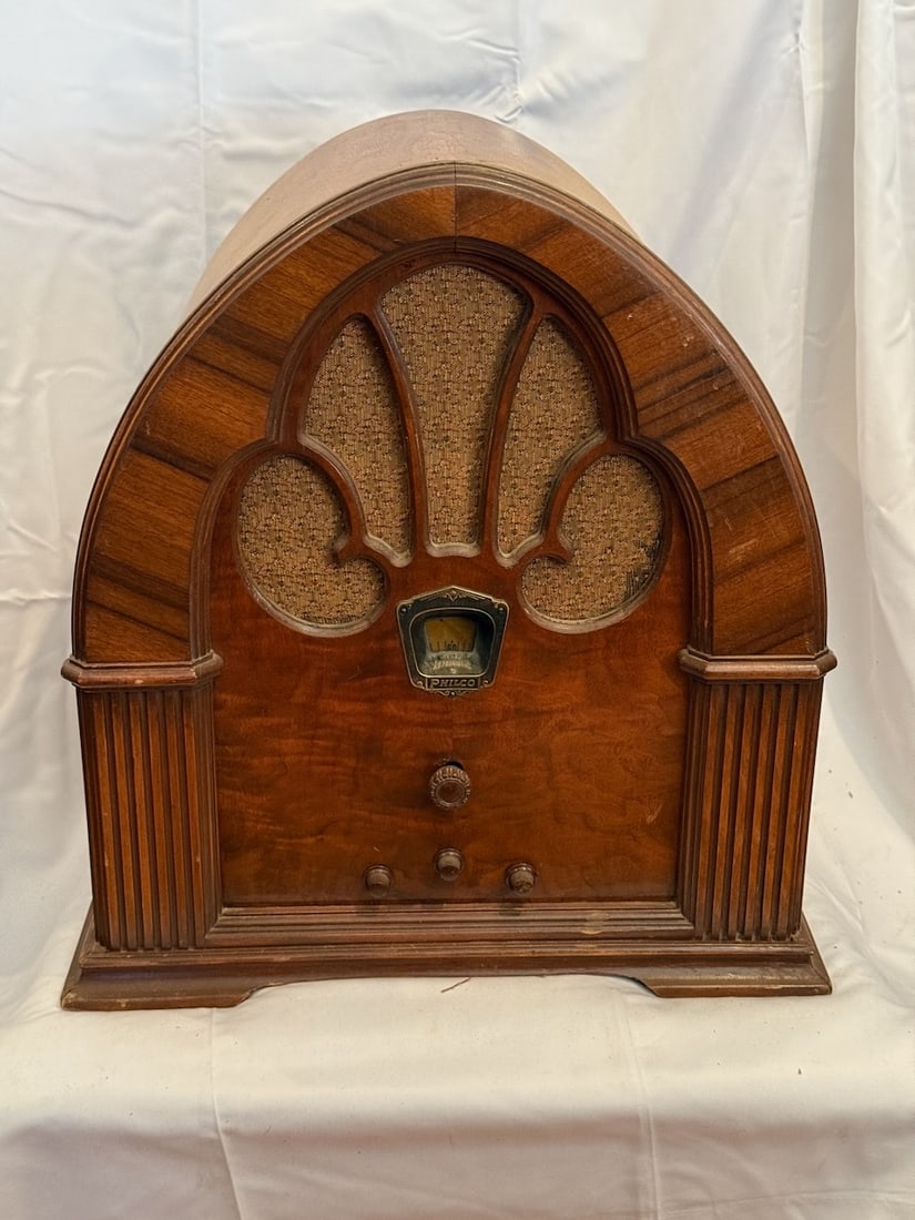 Philco Model 90 Cathedral Radio: Measures approx. approximately 18.25" in height, 15.5" in width, and 11.25" in depth. Untested