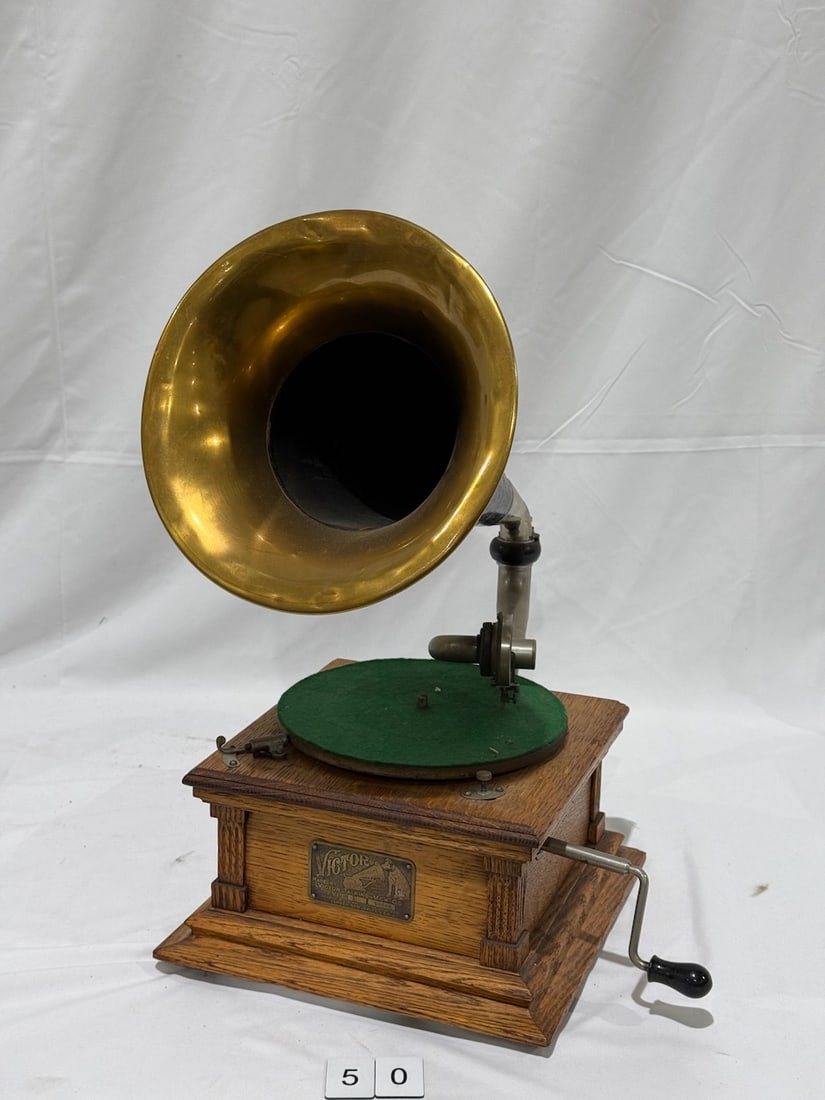 Victor E Disc Phonograph (1 of 3)