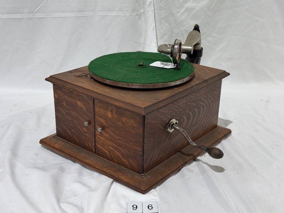 Victor VV-IV Disc Phonograph (1 of 3)