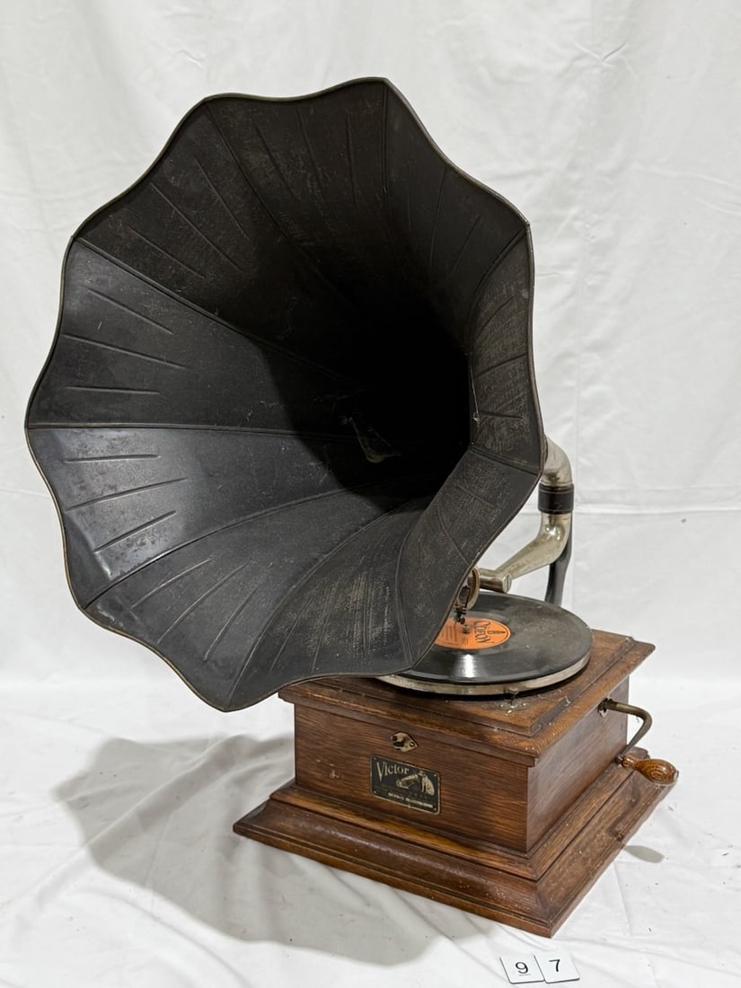 Victor II Disc Phonograph (1 of 3)