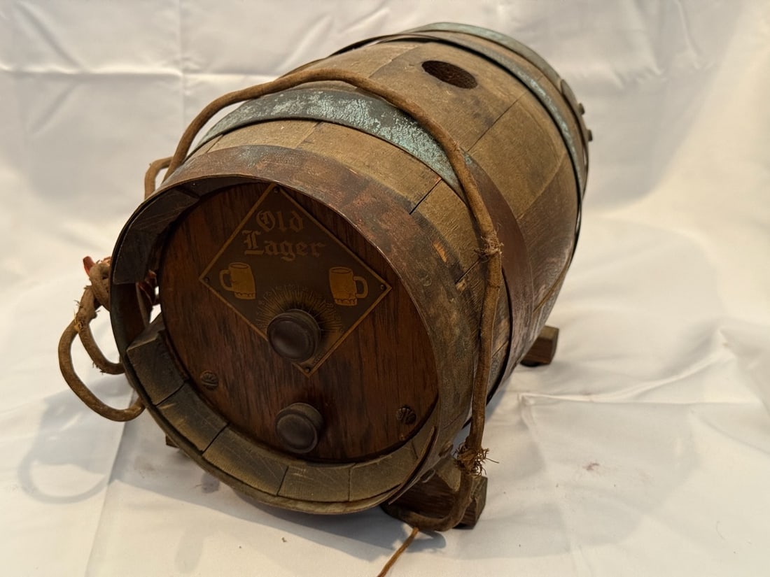 Old Lager Keg Novelty Four Tube Radio (1 of 3)