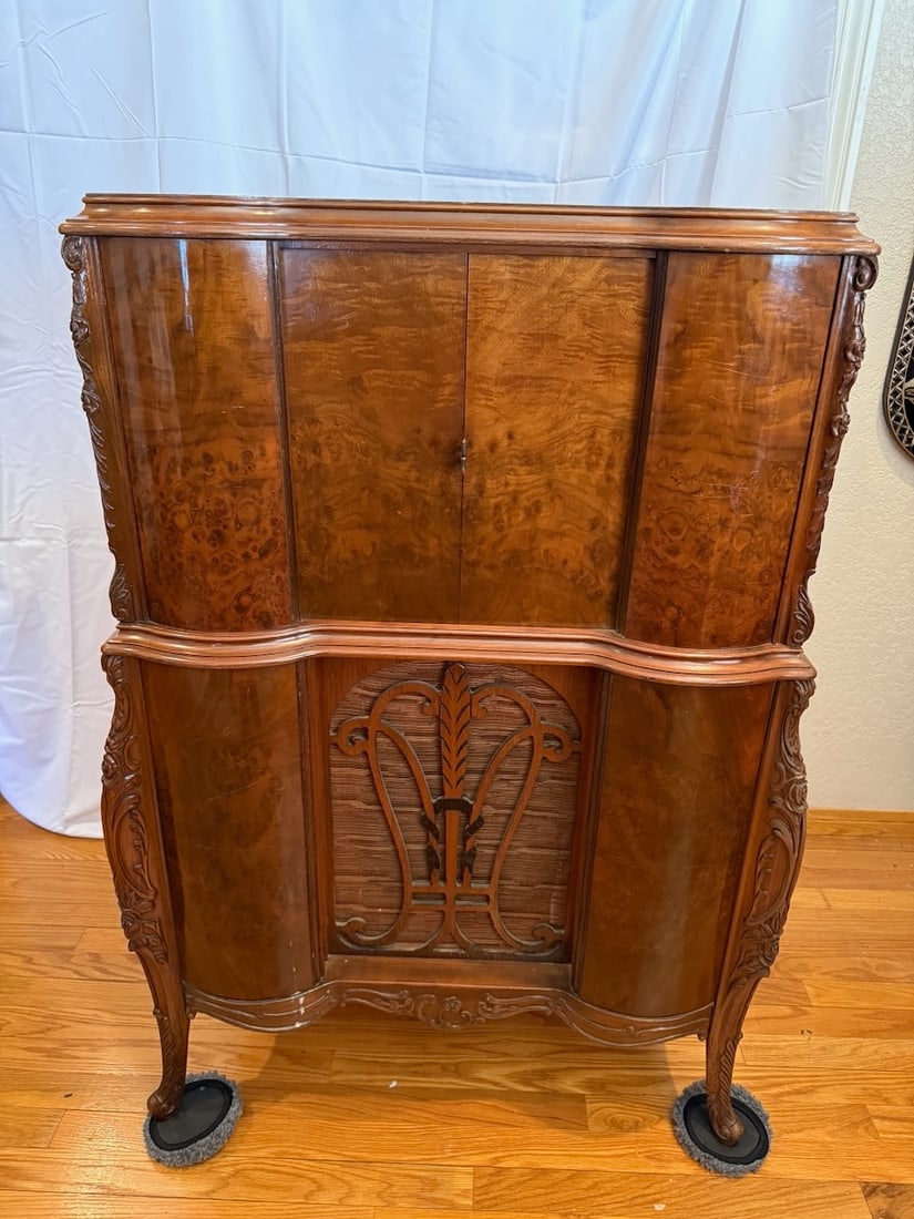 Zenith 15-U-273 Louis XV Floor Model Radio (1 of 7)