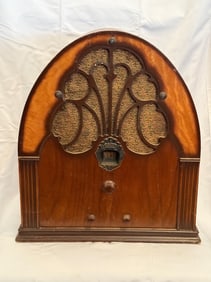 Philco 20 Baby Grand Deluxe Cathedral Radio