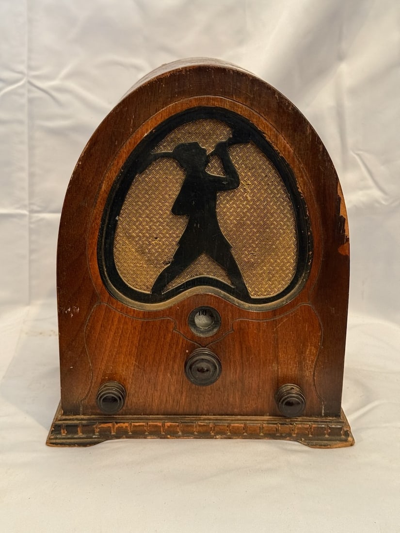 Jackson-Bell 84 "Peter Pan" Mini Cathedral Radio (1 of 2)