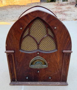 Atwater Kent 84 Cathedral Radio: Wood case, Super Heterodyne. Knobs are there not installed. Untested
