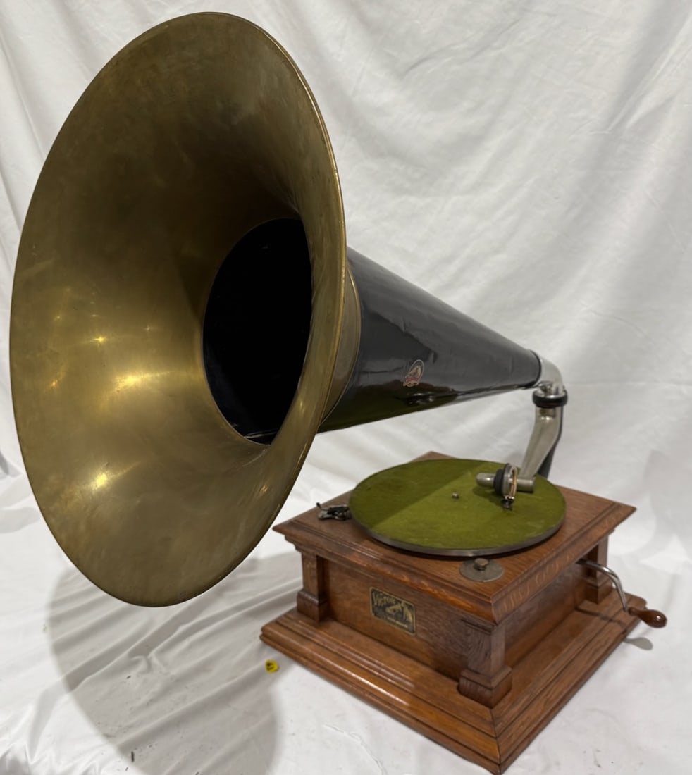 Victor V Disc Phonograph (1 of 4)