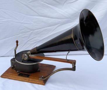 Victor Eldridge Johnson Type A "Victor" Disc  Phonograph: Reproducer, record screw, crank and leather elbow w/all black horn, SN-37