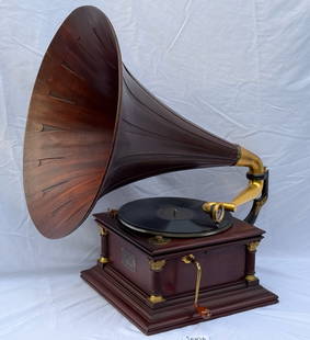 Victor VI (No. 6) Disc Phonograph: Gold exhibition reproducer, crank, Victor spear tip mahogany wood horn. SN-987