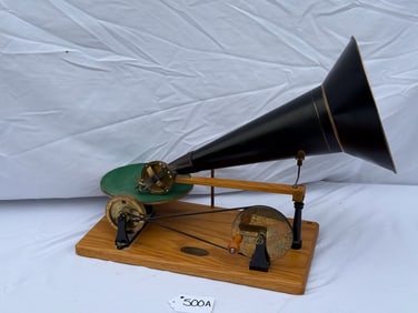 1984 Replica Berliner Hand wind Gramophone