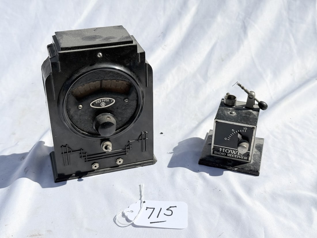 Insuline  "Pied Piper" Crystal Receiver and Howe Crystal Radio (1 of 3)