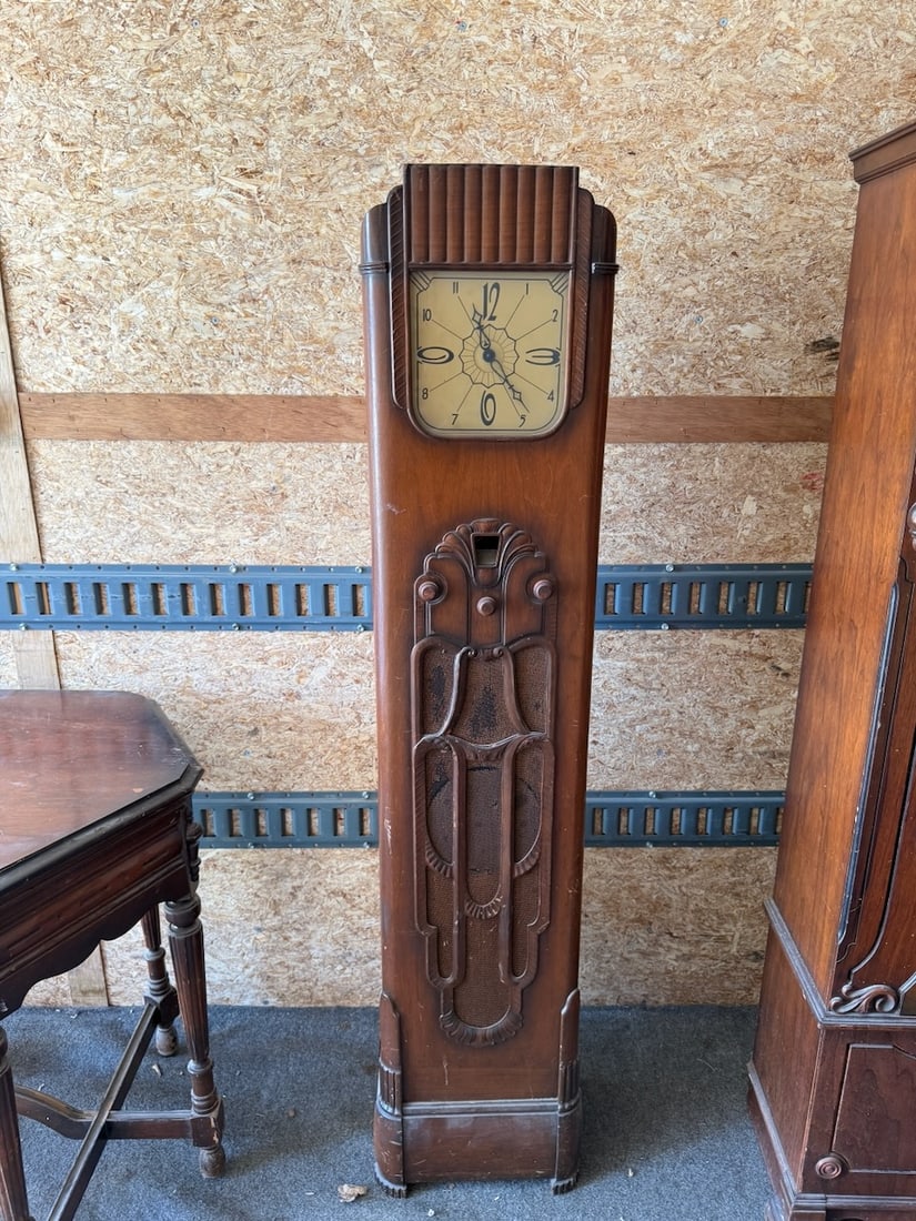 Crosley "Oracle" Grandfather Clock Radio (1 of 3)