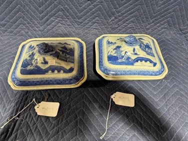 A pair of Chinese Export Dishes