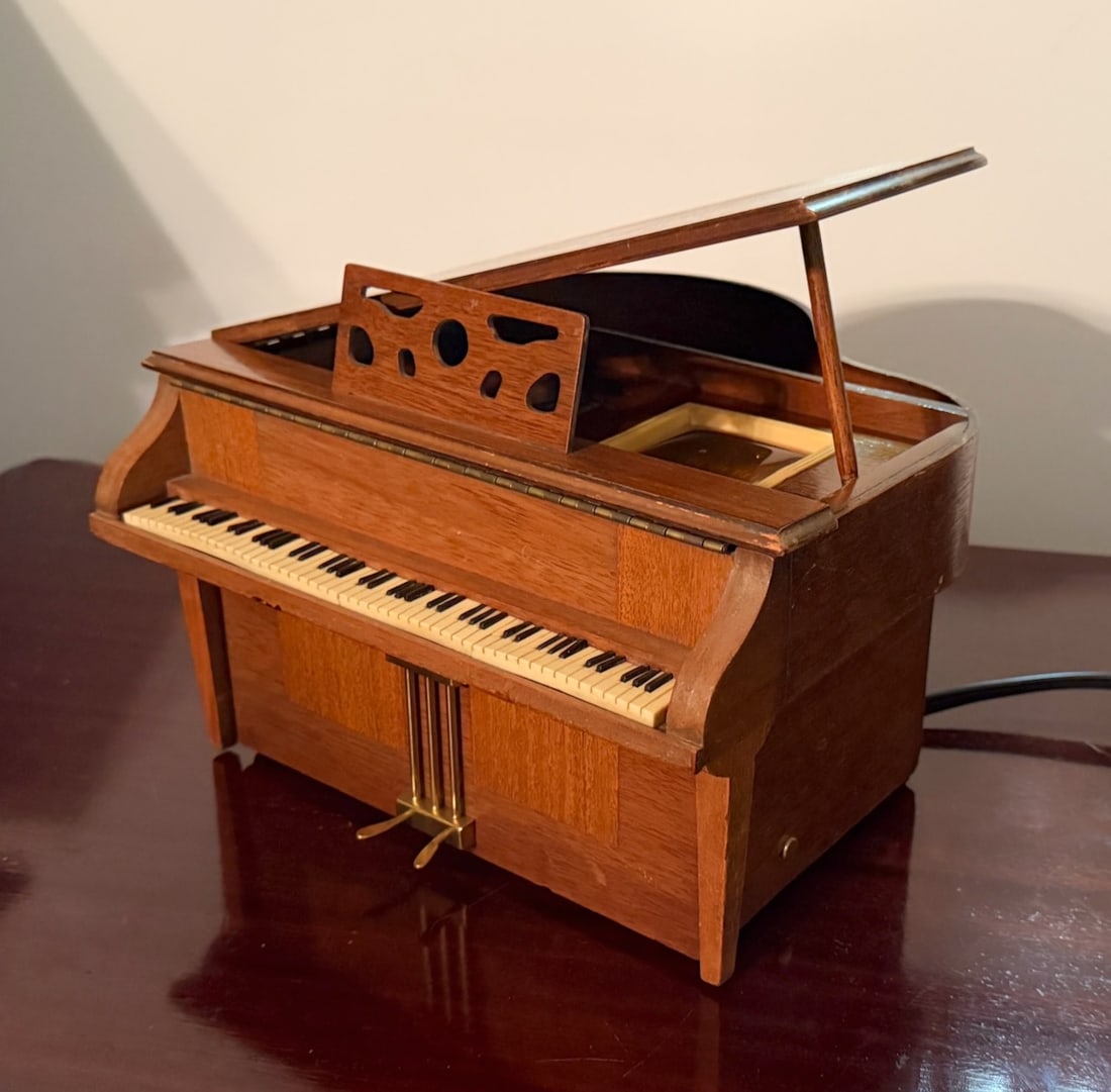 General Television Piano Shape Radio: Good condition, missing the piano support. Model 534.