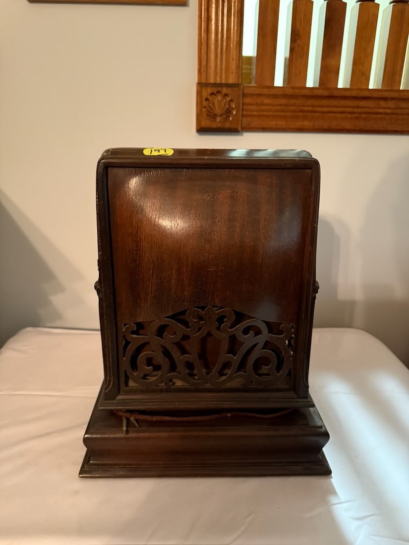 Manhattan Wooden Radio Speaker (1 of 3)