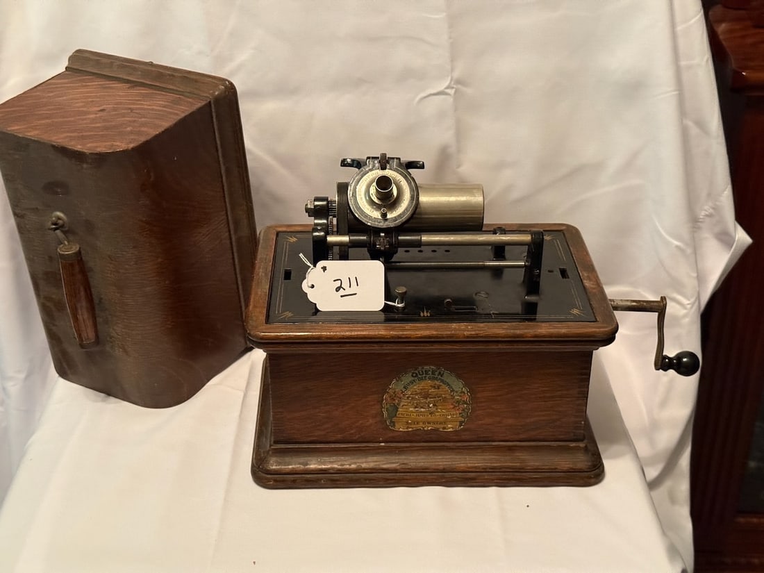 Busy Bee Queen Cylinder Phonograph (1 of 3)