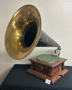Victor D Disc Phonograph w/Brass Bell Horn: Exhibition reproducer and crank. SN-10207