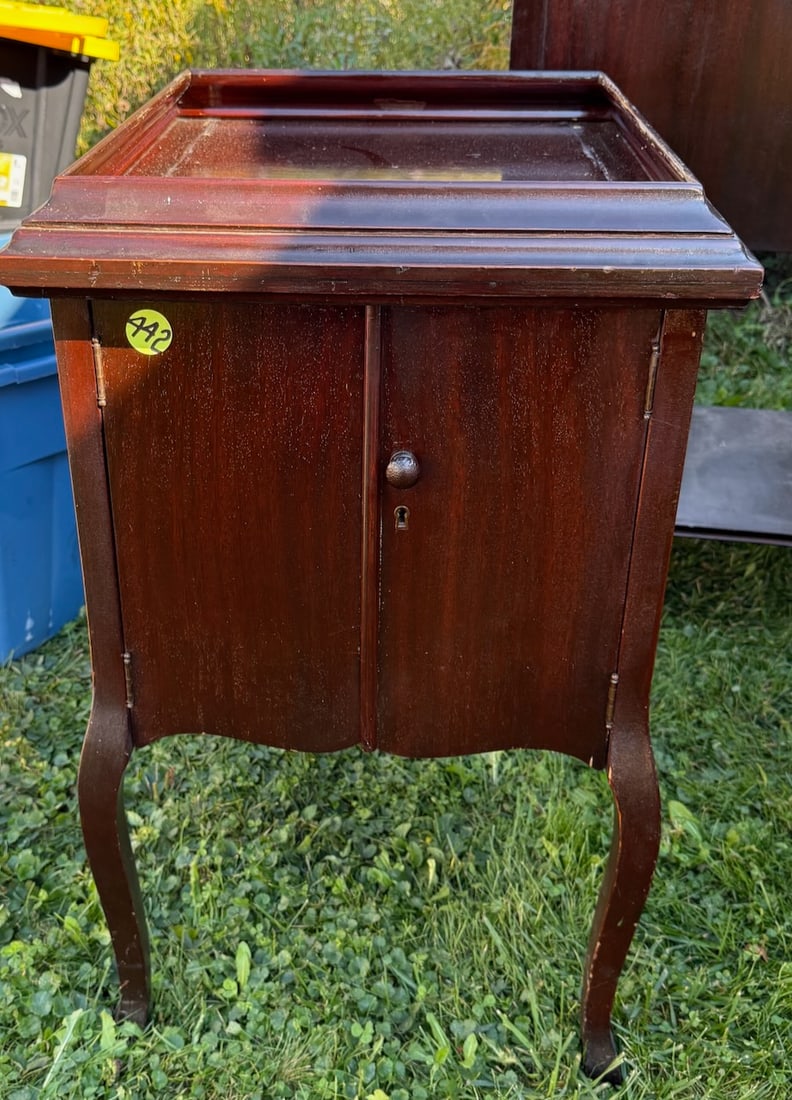 Mahogany Victor Base/Record Cabinet (1 of 2)