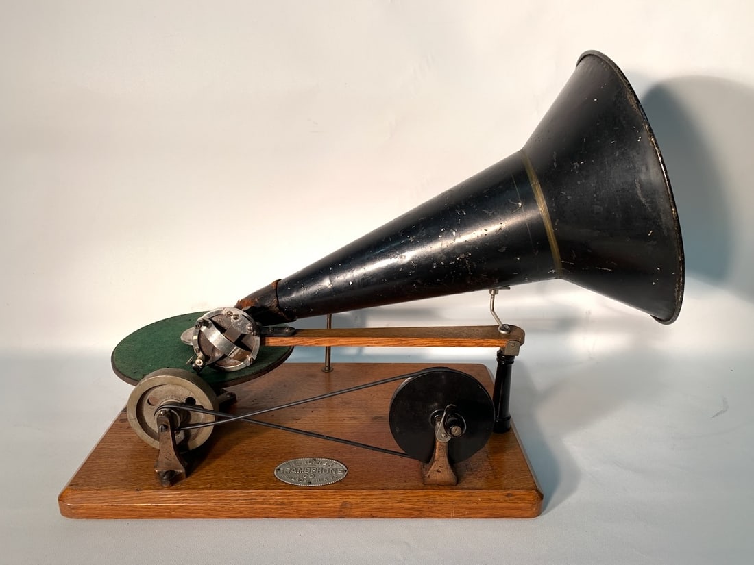 Original Berliner Hand wind Gramophone (1 of 17)