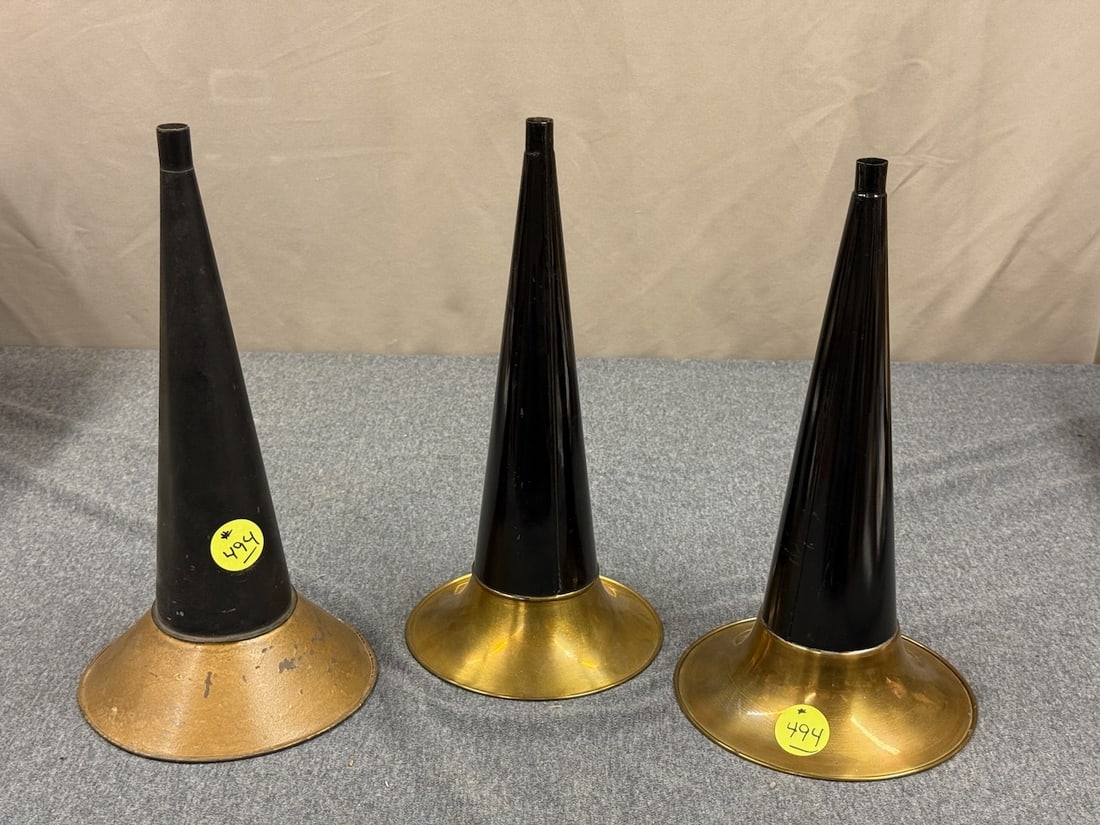 3 Phonograph Horns. (1 of 1)