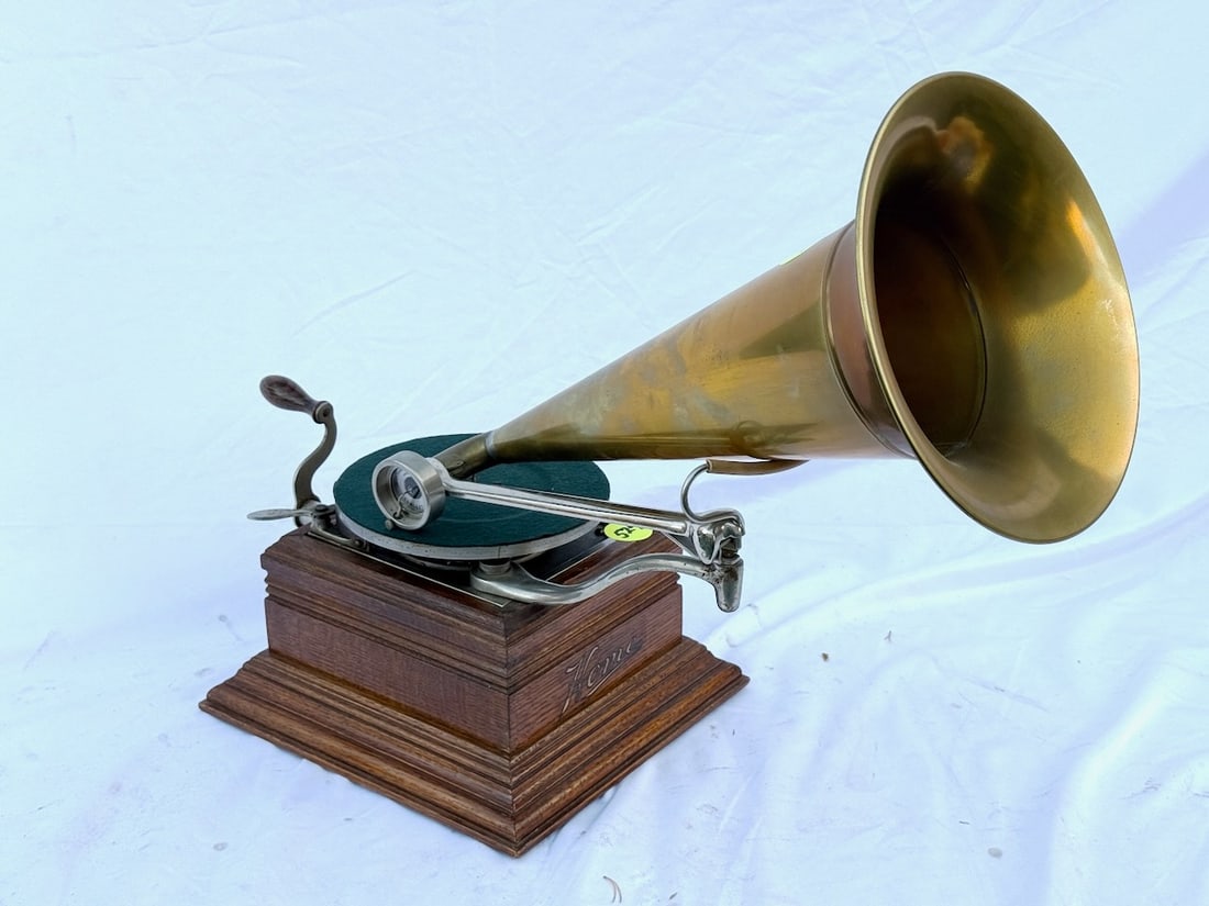 Zon-o-phone Home Disc Phonograph (1 of 3)