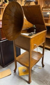 Victor VV-XXV "Schoolhouse" Phonograph