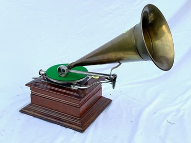Zon-o-phone Parlor Model Disc Phonograph