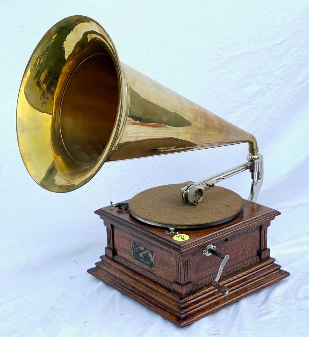 Victor M RIGID ARM Disc Phonograph (1 of 3)