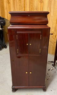 Victor "Pooley" L-door Floor model phonograph: Mahogany. Exhibition gold reproducer. Has crank. Very nice. SN-675.