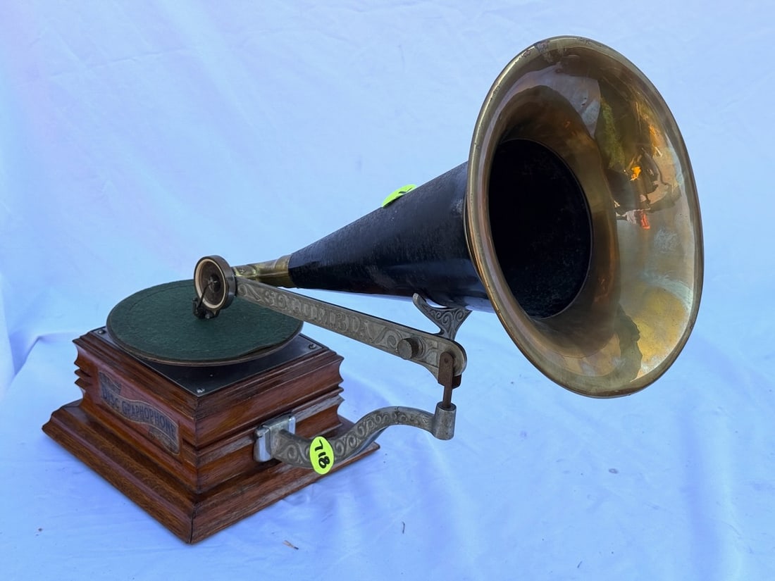 Columbia AK Disc Phonograph (1 of 3)
