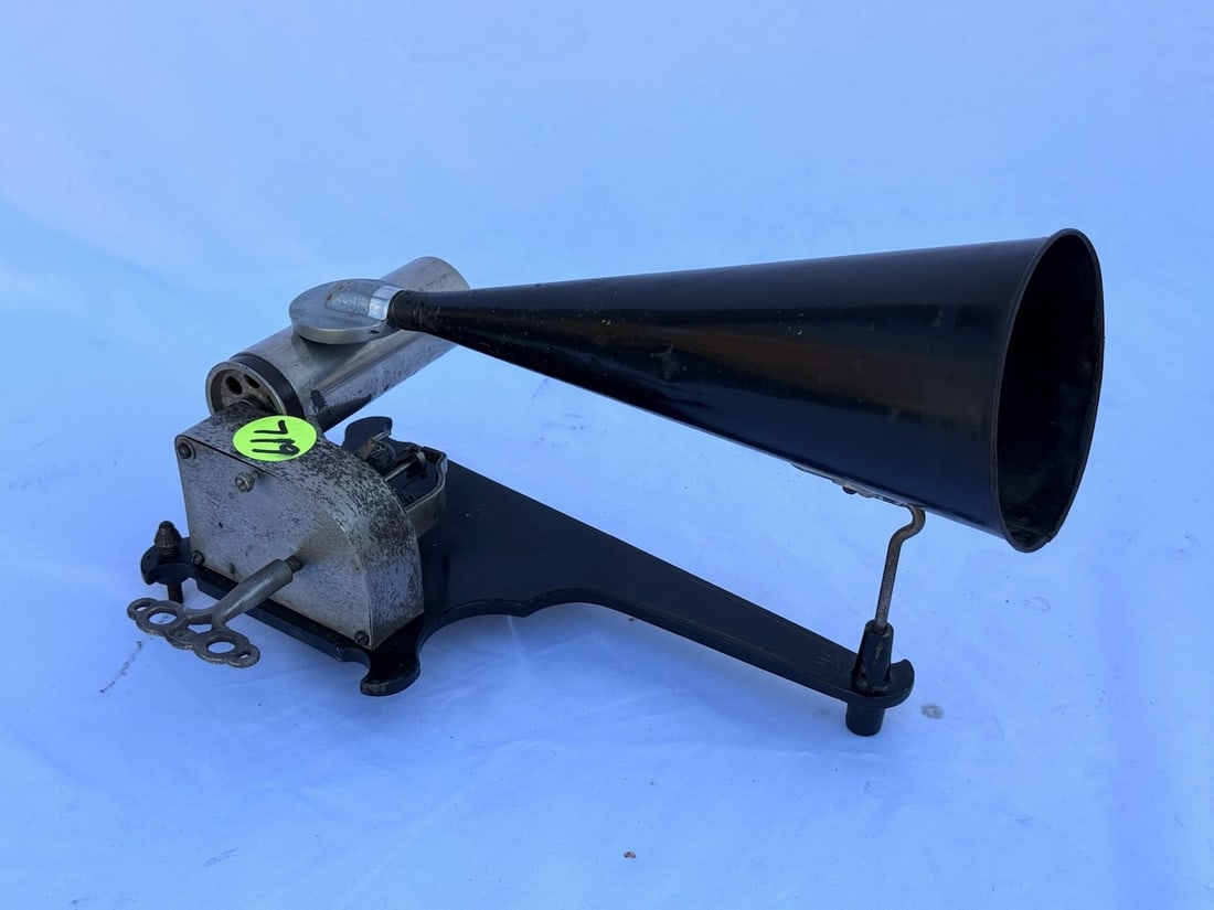Columbia AP Cylinder Phonograph: Conical horn, winding key and reproducer